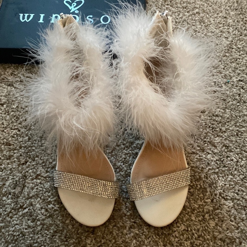 White heels with fur and silver